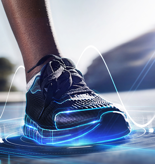 Runner shoe with motion analytics visualization